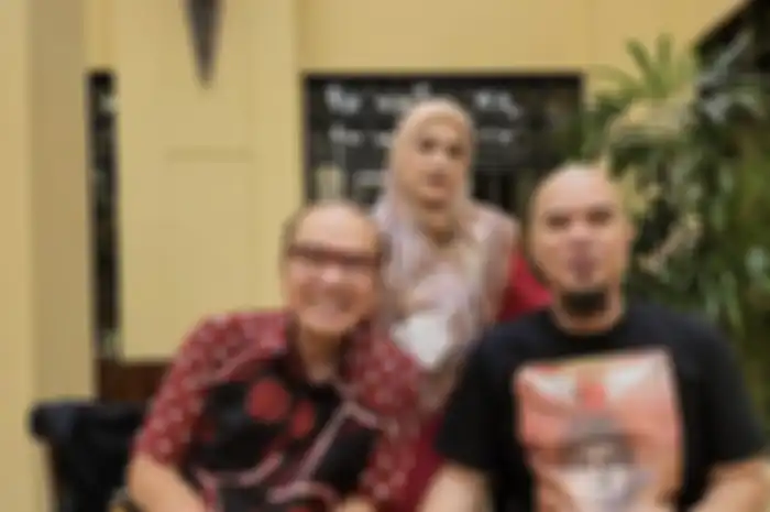 Momen kebersamaan Tantowi Yahya dan Ahmad Dhani ps lagi nonton konser Dewa 19