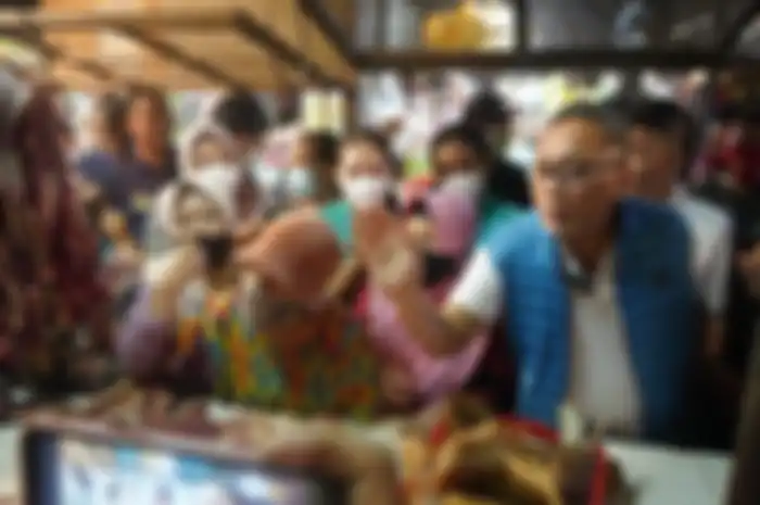 Mendag Zulkifli Hasan saat meninjau harga bapok di Pasar Dukuh Kupang Surabaya, Minggu (14/08/2022)
