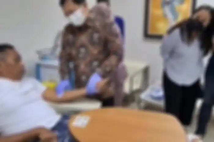 Komedian Tukul Arwana saat hendak disuntik Vaksin Nusantara oleh dr Terawan. 