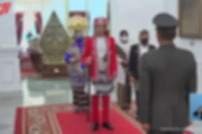 Presiden Jokowi menggunakan baju adat Buton di upacara HUT ke-77 Kemerdekaan RI