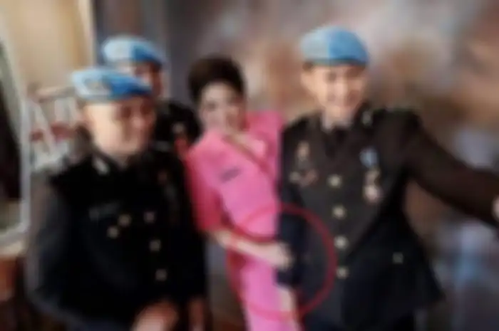 Putri Candrawathi saat foto dengan tiga ajudannya, Brigadir J, Bripka RR dan Brigadir R.