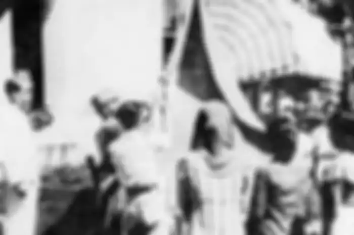 Suasana pengibaran bendera merah putih di hari proklamasi kemerdekaan RI tanggal 17 Agustus 1945.