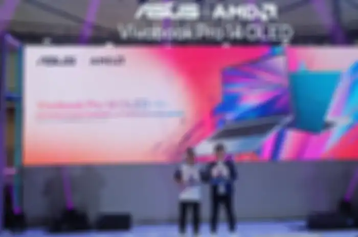 Arief Muhammad (kiri) & Frank Wang, Consumer BDM of ASUS Indonesia dengan ASUS Vivobook Pro 14 OLED yang telah resmi hadir di Indonesia dengan bandrol harga mulai dari 11 jutaan rupiah