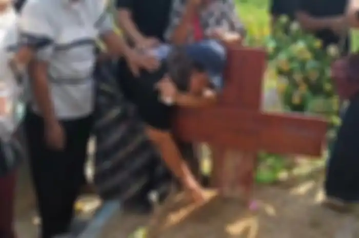 Ibu Brigadir J menangis saat peringatan Hari Kemerdekaan di makam anaknya