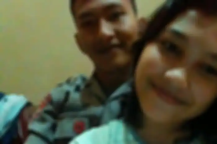 Brigadir Nofriansyah Yosua Hutabarat alias Brigadir J berpose bersama Vera Simanjuntak, pacarnya. Foto diunggah di akun Facebook Vera pada tahun 2016.