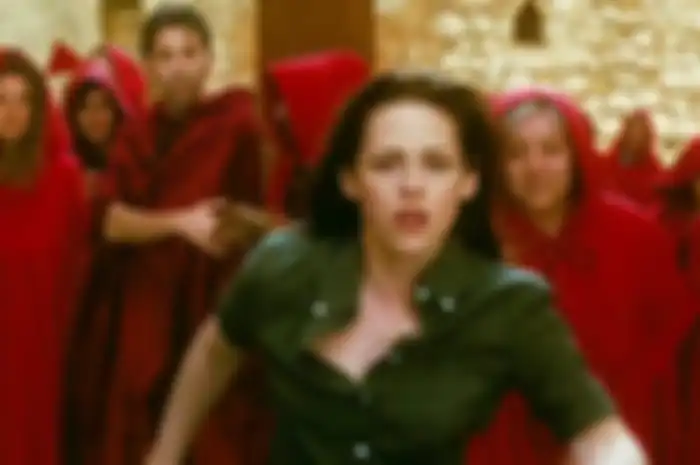 Sutradara Twilight Saga: New Moon, Chris Weitz mengaku menyesal pernah menolak Taylor Swift untuk ada di film kedua franchise tersebut.