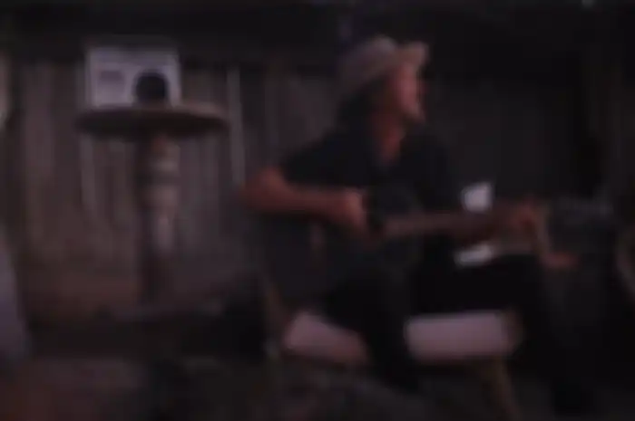 Eddie Vedder ikut merayakan ulang tahun mendiang Joe Strummer yang ke-70 tahun dengan menyanyikan lagu 'Long Shadow'.
