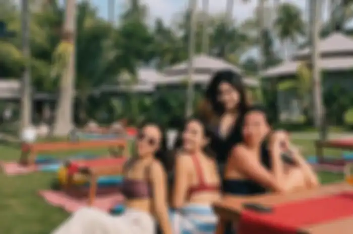 Gisel yang pamer foto punggung putih mulus di Anyer kena sentil. Ada netizen tulis komentar. Kalau keciduk bilangnya khilaf.