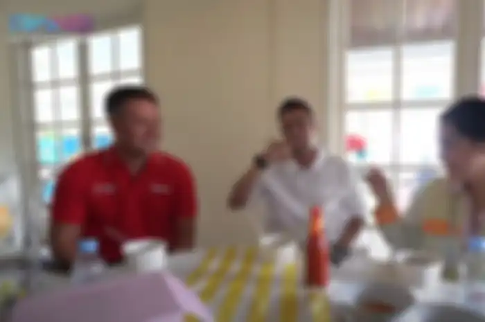 Raffi Ahmad dan Nagita Slavina ajak Michael Owen makan bakso