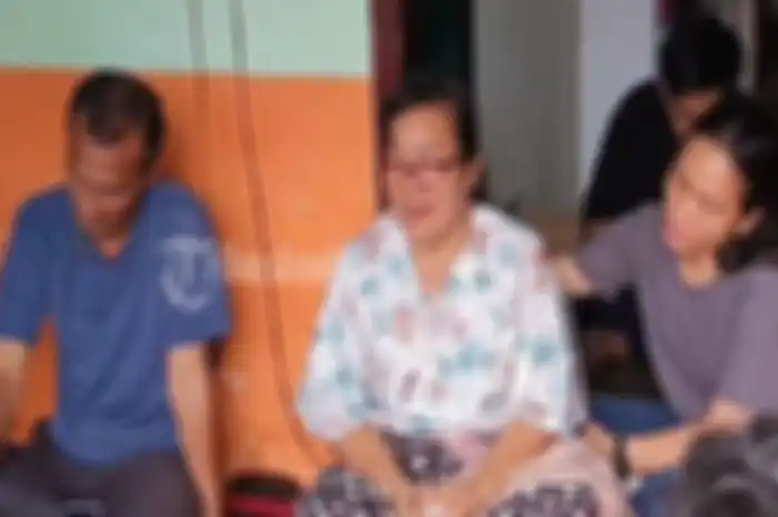 Foto Ibunda Brigadir J menangis mendoakan Vera Simanjuntak. 