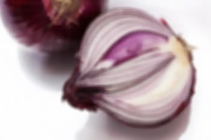 Aneka tips kecantikan, begini cara mudah menghilangkan uban dengan bawang merah.
