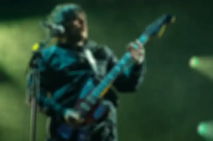 Posting tentang kondisi cideranya, Frank Iero nge-spill punya band baru