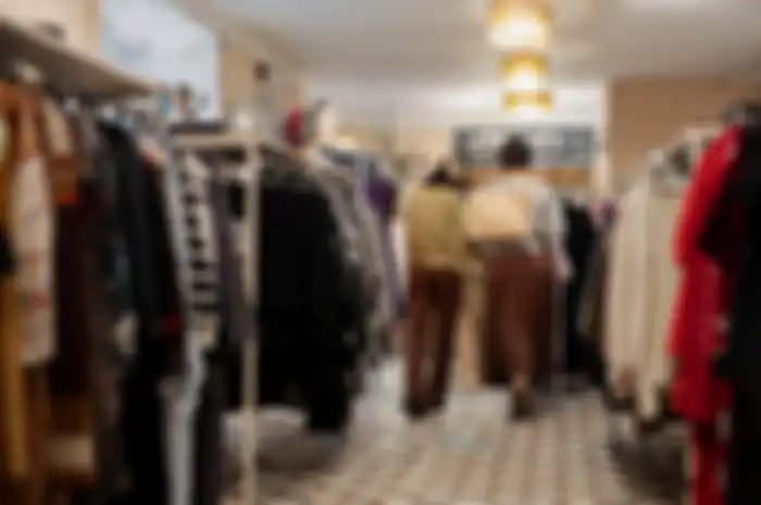 Pedangang loak ini viral usai temukan uang puluhan juta di baju bekas (thrifting).