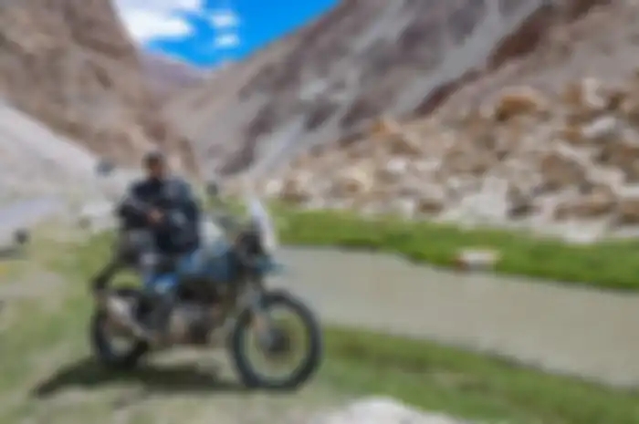 Turing sepeda motor di Pegunungan Himalaya.