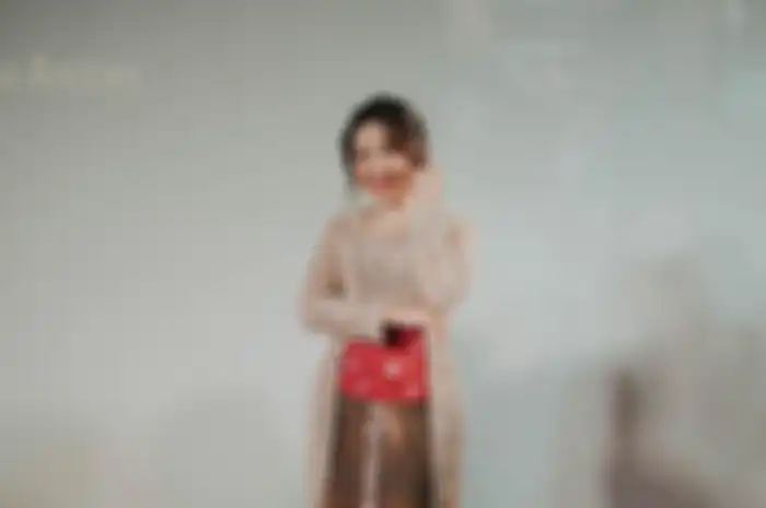 Kebaya lamaran Kiky Saputri