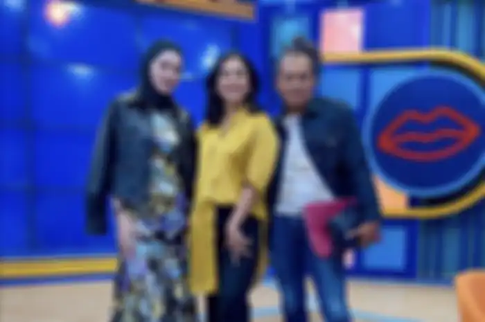 Eks pengacara Bharada E Deolipa Yumara menyuruh biduan dangdut ini kembali ke Kristen. Foto chatnya sampai disebarkan. 