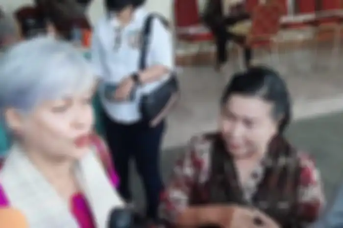 Aktivis Irma Hutabarat bersama opung Brigadir Nofriansyah Yosua Hutabarat alias Brigadir J hadir dalam acara wisuda di Universitas Terbuka, Tangerang Selatan, Selasa (23/8/2022) 