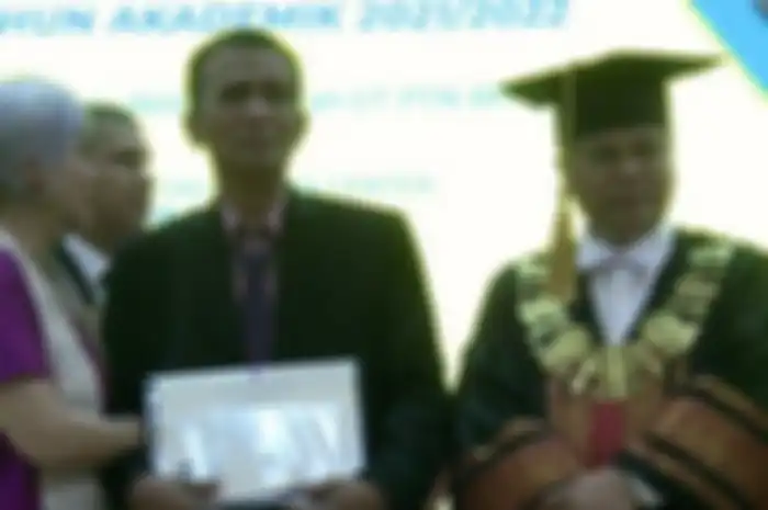 Ayah dari almarhum Brigadir J Samuel Hutabarat terima ijazah putranya saat prosesi Wisuda Universitas Terbuka di Pamulang, Tangerang Selatan, Selasa (23/8/2022).