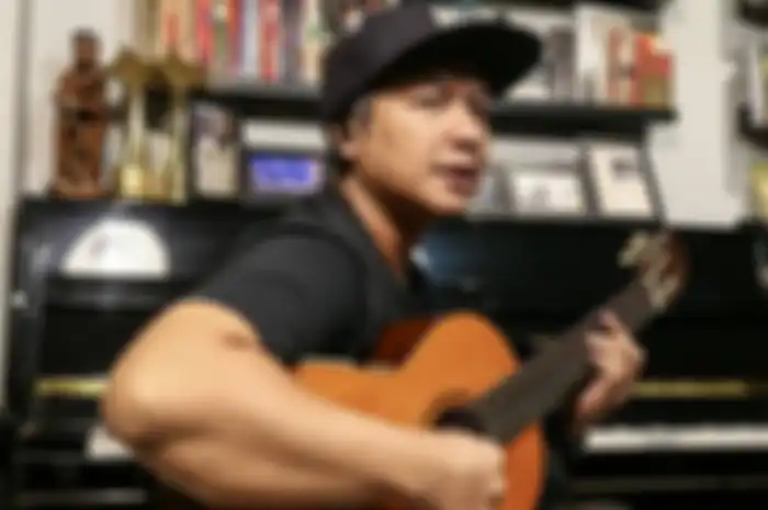 Vokalis Efek Rumah Kaca, Cholil Mahmud, mengaku kalau inspirasinya menulis lagu datang ketika dirinya banyak baca koran.