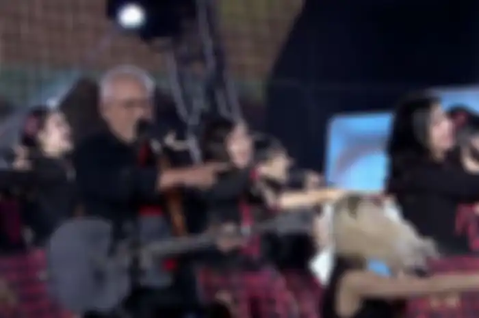 Penampilan Iwan Fals Nyanyi dan Ikut Dance Lagu "Aitakatta" bareng JKT48