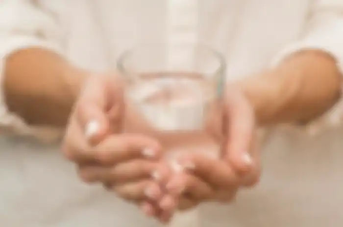 Illustrasi Minum air zam zam