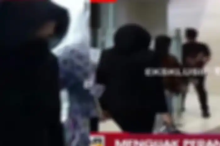 Penampilan Putri Candrawathi saat tiba di Bareskrim mengenakan pakaian serba hitam.