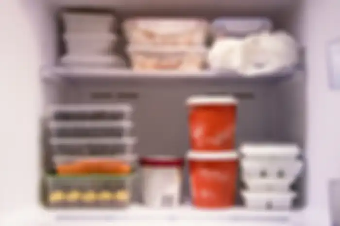 Menyimpan makanan di freezer.