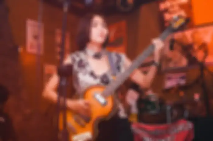 Sebagai pemain bass favorit banyak orang, lo harus tau nih kira-kira apa aja lagu indie yang jadi pilihan Meiga The Dare, sob!