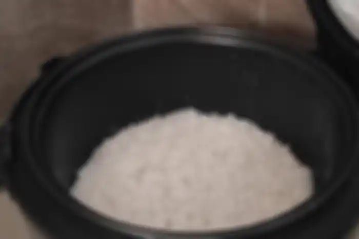 Aneka tips harian, begini cara agar nasi gak nempel di rice cooker.