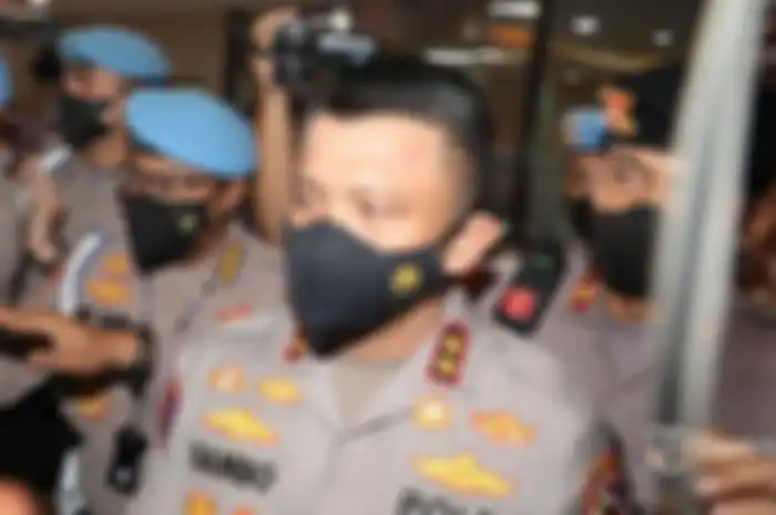 Irjen Ferdy Sambo kedapatan tersenyum saat proses rekonstruksi pembunuhan Brigadir J.