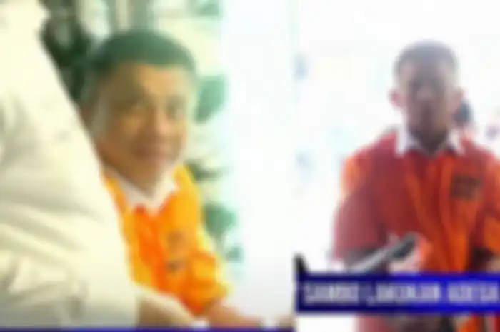 Ferdy Sambo pakai baju tahanan, sempat tersenyum kecil.