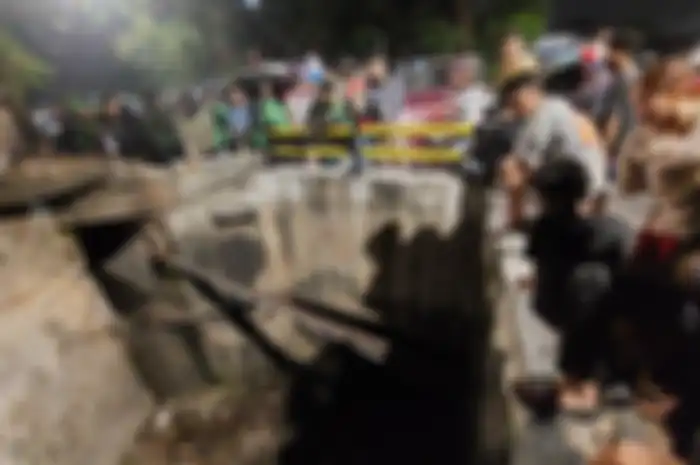 Jambret terjun ke gorong-gorong karena takut digebuki warga, Jalan Panjang, Kebon Jeruk, Jakarta Barat