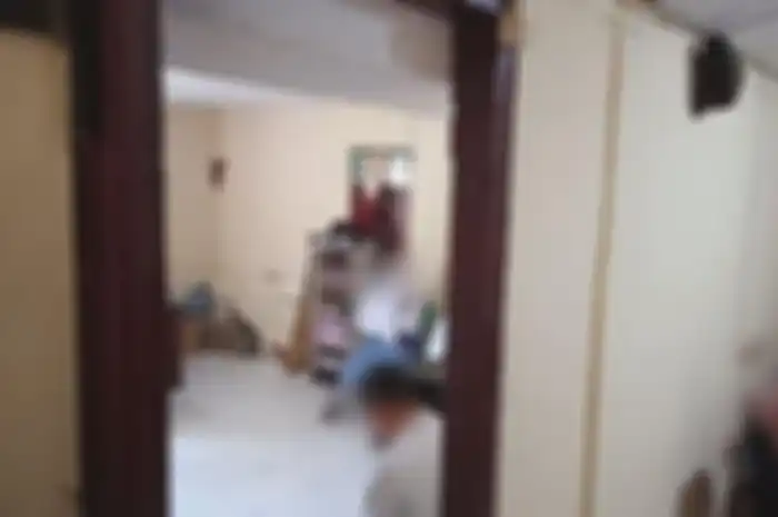 Pelaku pelecehan seksual kepada seorang siswi di sebuah SMK di Bolmong diperiksa polisi di Polsek Bolaang, Selasa (10/3/2020). 
