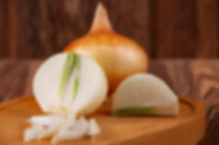 Bawang bombay adalah salah satu jenis bawang-bawangan yang sering digunakan sebagai campuran berbagai masakan.
