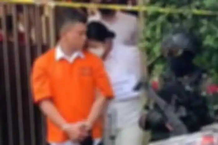 Putri Candrawathi pegang erat tangan Ferdy Sambo sambil cium pundak sang suami usai gelar rekonstruksi pembunuhan Brigadir J.