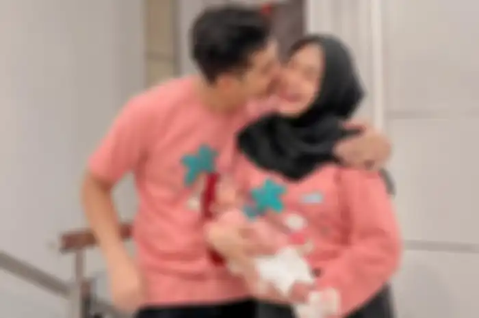 Ria Ricis dan Teuku Ryan bersama Baby Moana. 
