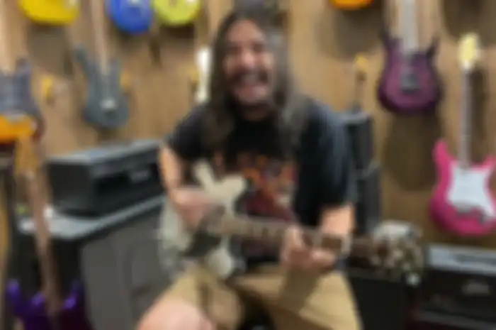 Marcello Tahitoe atau Ello pingin nyanyi pakai gitar baru di konser Dewa 19. 
