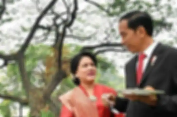 Momen kebersamaan Presiden Jokowi dan Iriana Jokowi di halaman istana kepresidenan. 