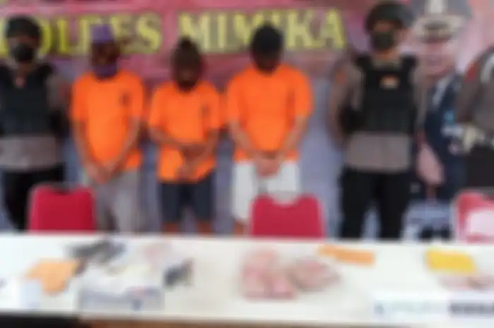 Polisi menggelar ekspos gelar perkara pembunuhan yang melibatkan oknum TNI AD dan warga sipil di Kabupaten Mimika. Tampak barang bukti dan tiga tersangka di Polres Mimika, Senin (29/8/2022)
