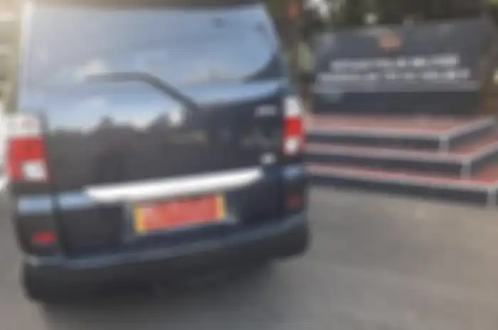 Pengemudi mobil pelat merah khas Mabes TNI malah pulang jalan kaki usai dilepas polisi. Dia diviralkan culik anak SMP. Foto wajahnya dirahasiakan. 