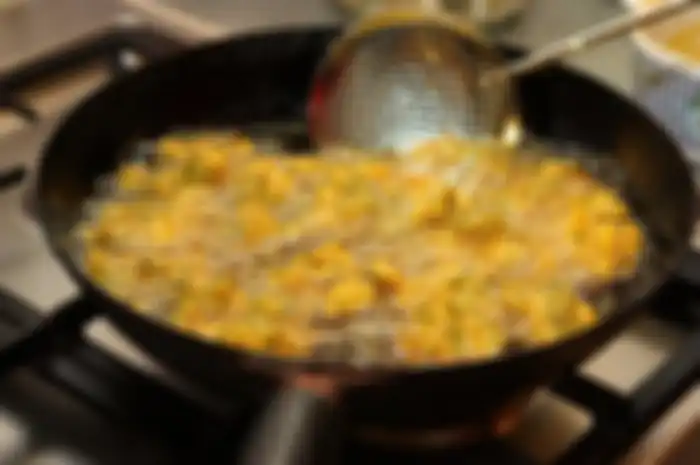 Tips hidup jernihkan minyak goreng bekas pakai satu bahan ini