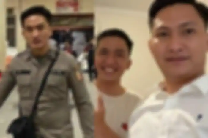 Adik Brigadir J, Reza Hutabarat nangis saat live Tiktok