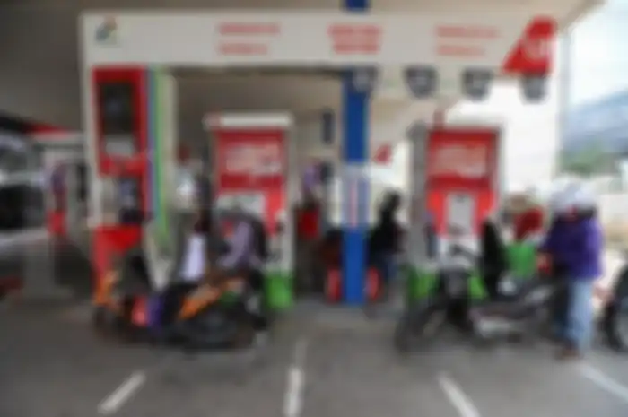 Foto ilustrasi pengendara motor isi bensin meski harga BBM naik