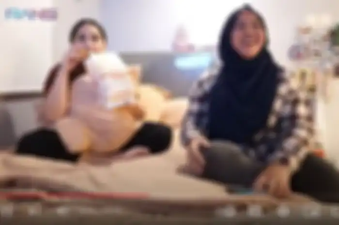 Nagita Slavina bersantai di kamar kost karyawannya ditemani Mbak Lala.