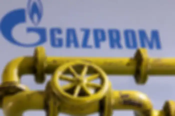 Ilustrasi logo perusahaan Rusia Gazprom dan pipa gas ke China