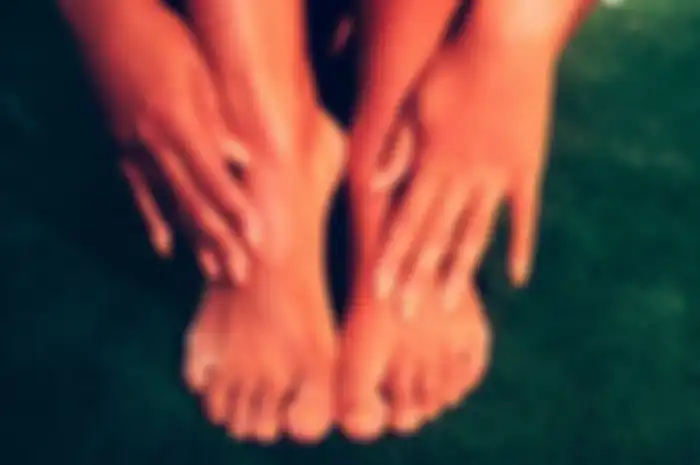 Kolesterol tinggi membuat kaki berubah warna menjadi lebih pucat.