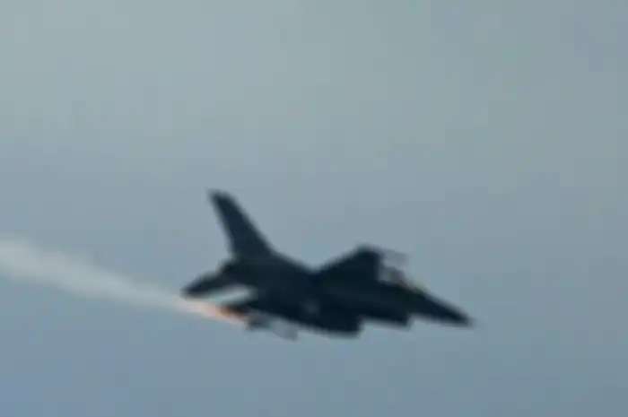 F-16 Fighting Falcon dari Angkatan Udara AS menembakan rudal udara-ke-udara AIM-9X