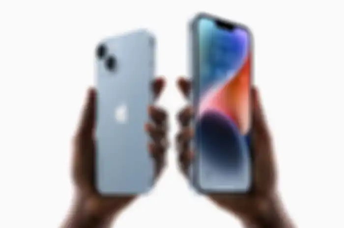 Ilustrasi perbedaan spesifikasi iPhone 14 dan iPhone 13.