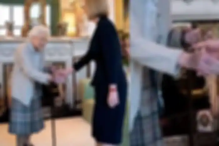 Kondisi tangan Ratu Elizabeth II yang jadi sorotan.