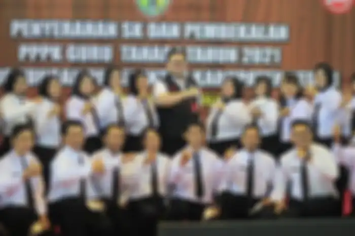 Bupati Kediri menyerahkan SK PPPK Tahap 1 Tahun 2021 kepada 698 guru di lingkungan Pemkab Kediri, Jawa Timur, Rabu (20/4/2022).